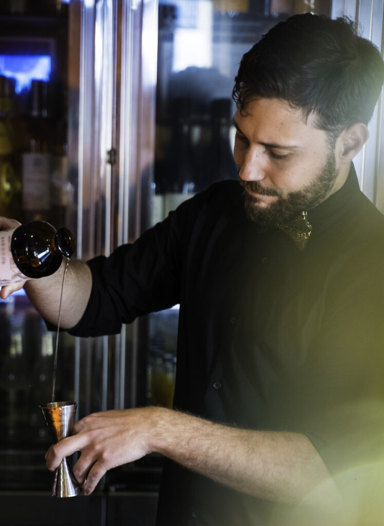 pierre boschet prépare un cocktail sans alcool