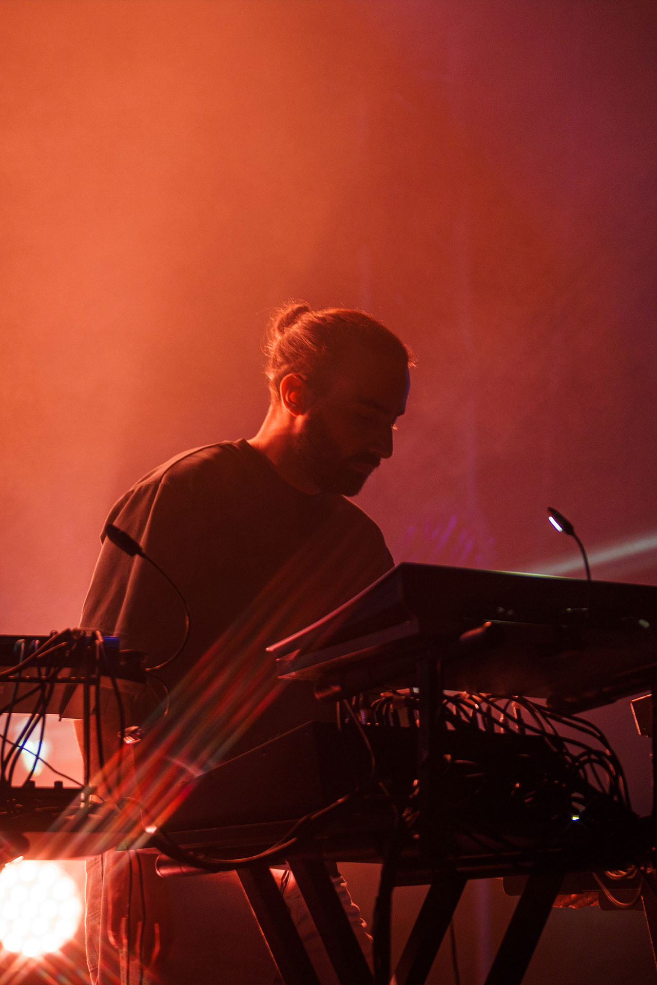 le musicien fainst sur ses machines