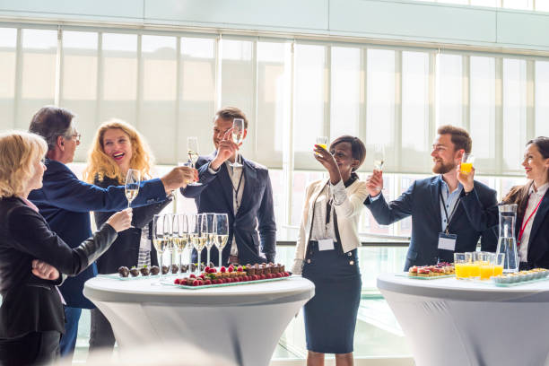 Plusieurs collaborateurs lors d'une soirée professionnelle